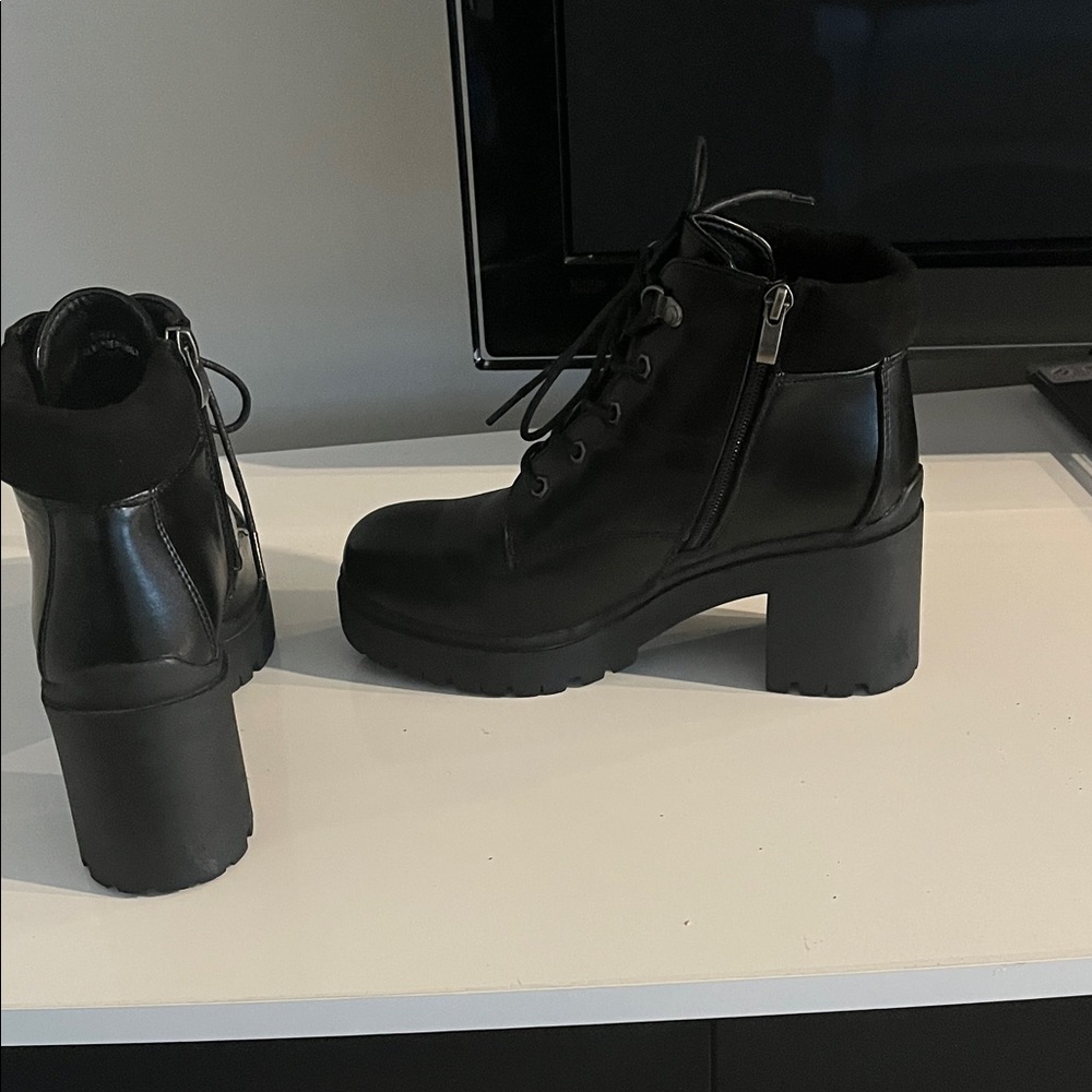 Cushionaire Women’s Remy Lace Up Classic Black Leather Combat And Moto Boots - Picture 5 of 14